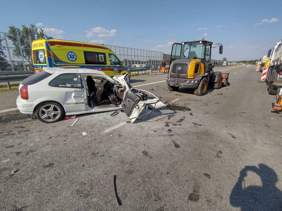 Wypadek na S8: Zderzenie hondy z koparko-ładowarką. Cztery osoby w szpitalu. "Ekspresówka" zablokowana